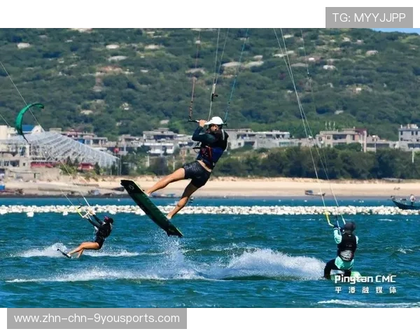 冲浪选手与海鸟并排起浪画面炸裂