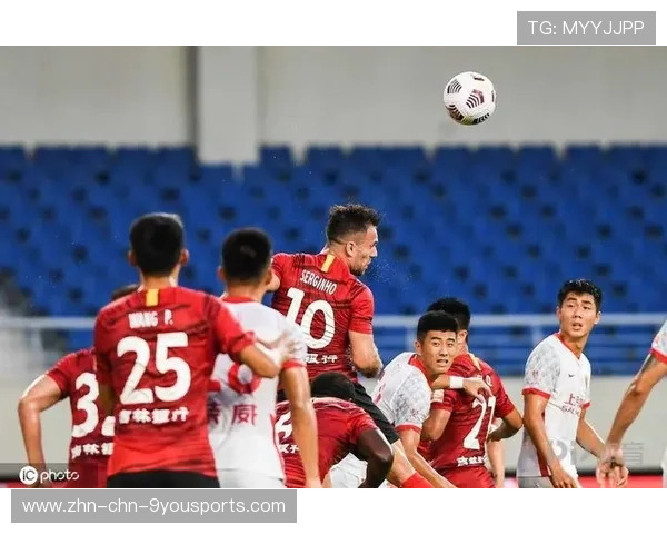 上海海港快速前插形成巨大空间，一脚打门稍稍偏出